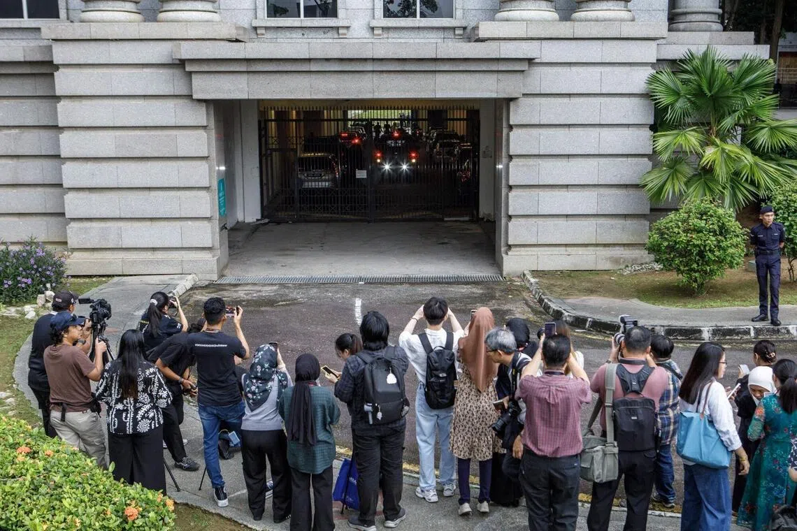 一马公司案因涉案金额庞大、干案手法复杂且涉及多个国家而轰动全球。案件星期五（12月26日）下判时，吸引大批马来西亚国内外媒体前往采访。（彭博社）