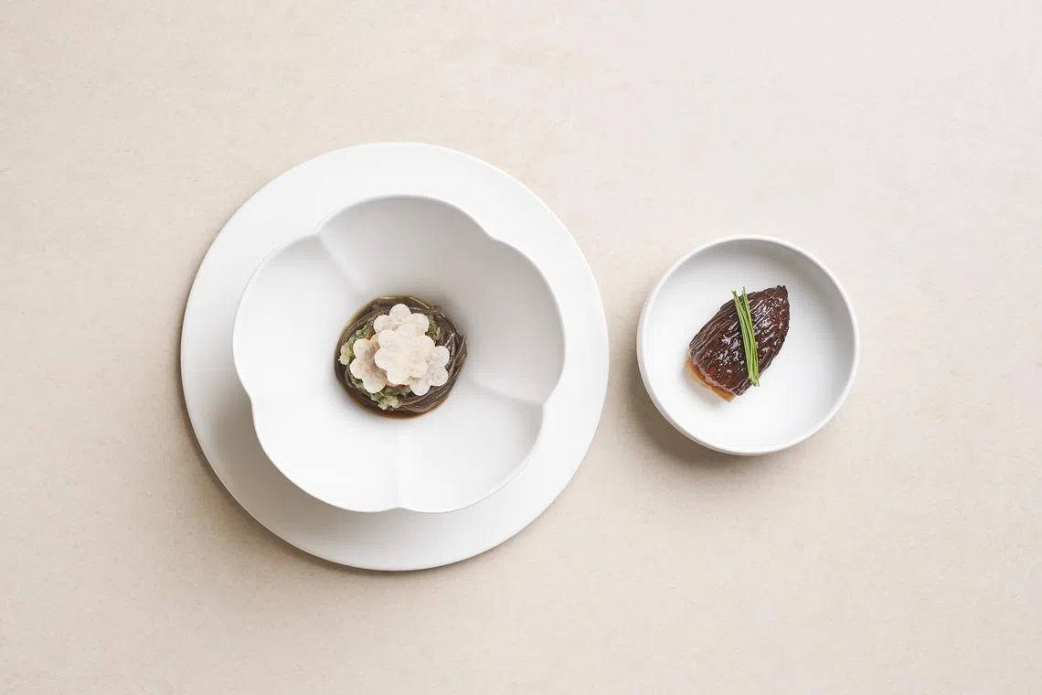 冷食荞麦面（左）和韩式饺子，味道具层次，展现厨师精准厨艺。（餐馆提供）