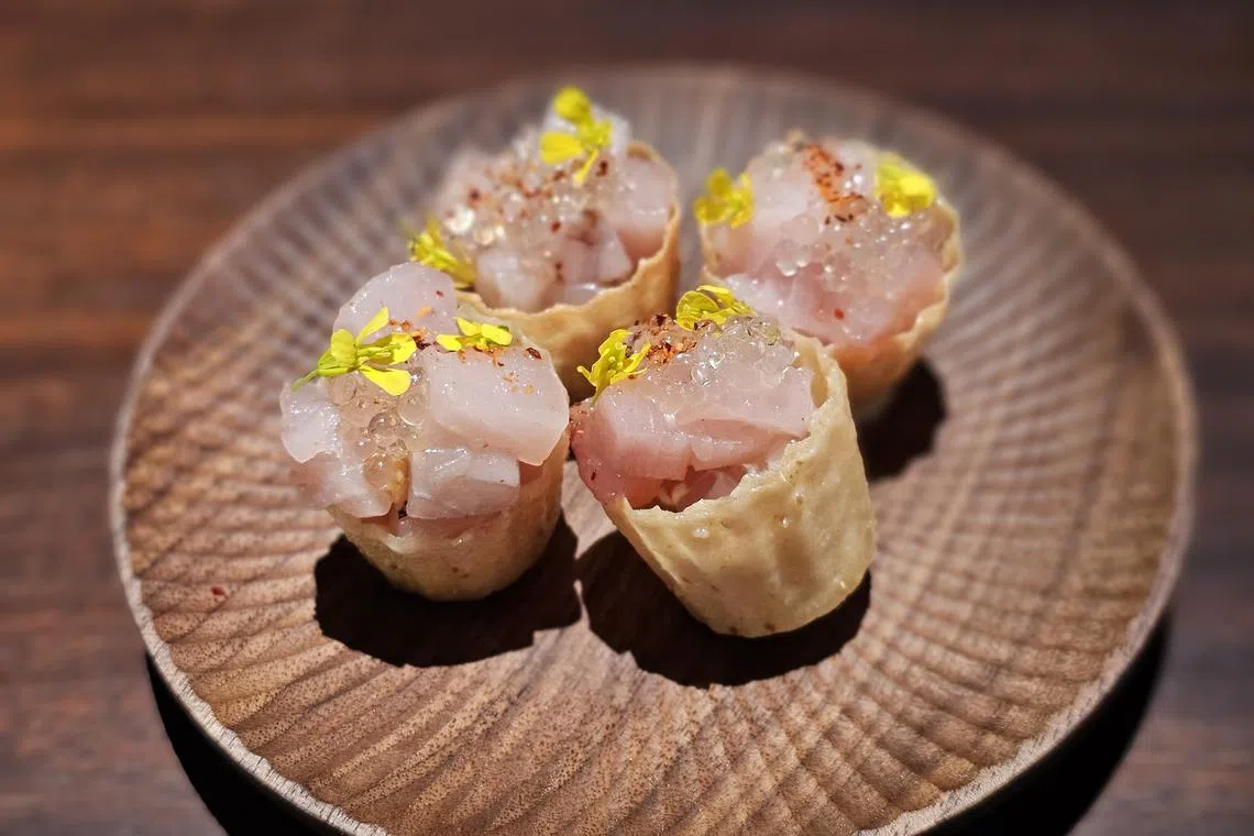 Sawara䲠鱼的吃法灵感来自娘惹小金杯。（黄亿敏摄）