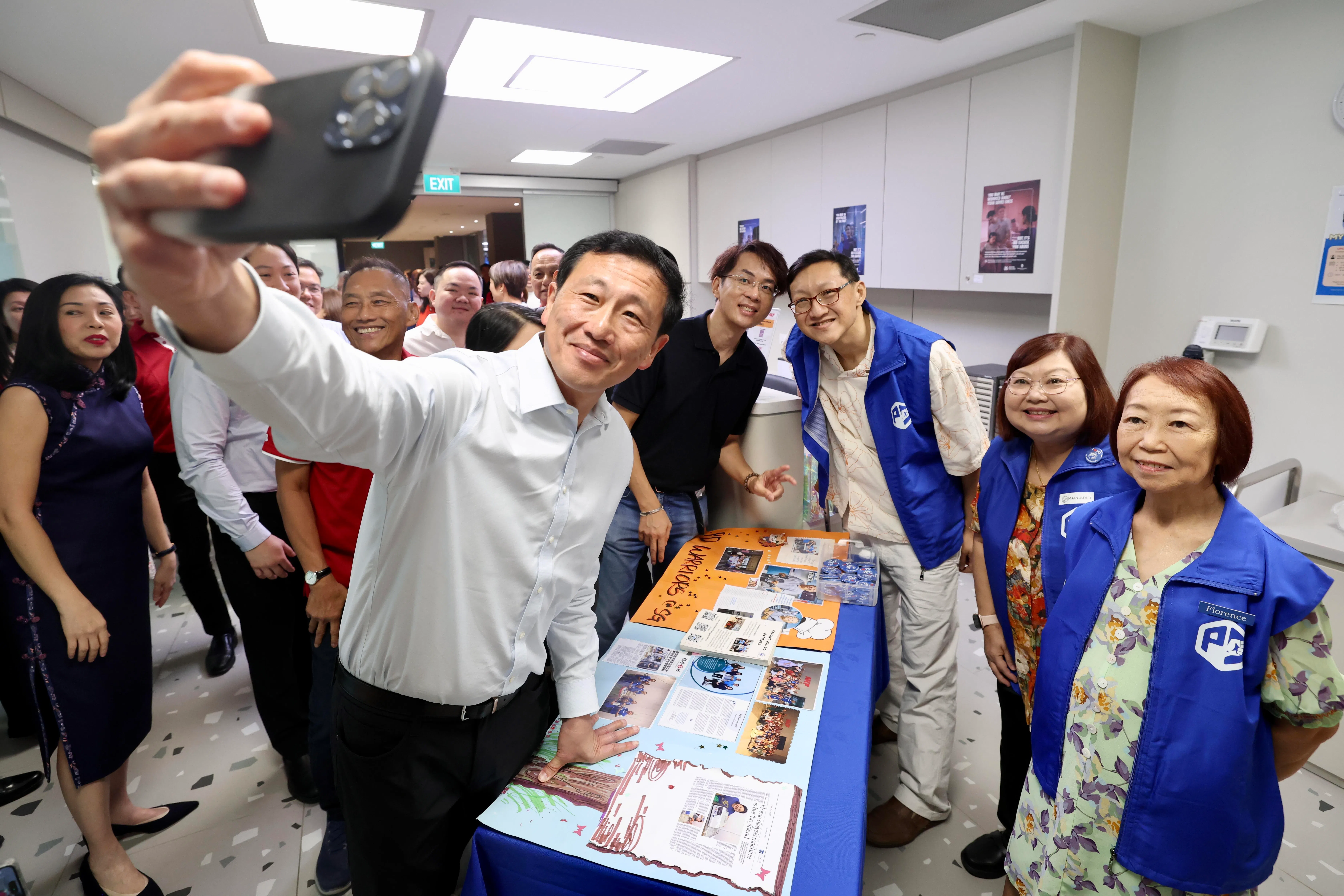 王乙康和“PD Warriors”支持小组合照，这个小组由选择腹膜透析的病患携手组成，他们开放家门欢迎新病患上门观察透析过程，帮助新病患消除心中疑惑，迈出居家治疗的第一步。（陈斌勤摄）