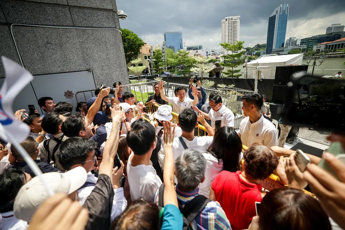 在星期一（4月28日）的人民行动党浮尔顿午间群众大会上，黄循财总理指出，本届大选中人民行动党团队的好几名资深成员选择了引退，包括国务资政兼国家安全统筹部长张志贤、副总理王瑞杰和国防部长黄永宏医生。（叶振忠摄）