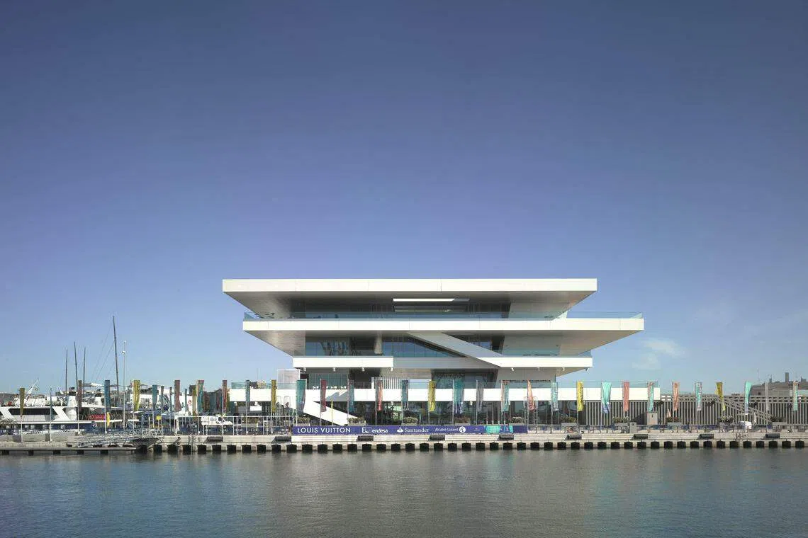 西班牙瓦伦西亚美洲杯大楼（Americas’ Cup Building）得奖无数。（Pritzker Architecture Prize）