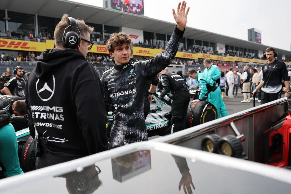 马赛地19岁车手安东内利（Antonelli）连续两站从杆位出发夺冠，拿下世界一级方程式赛车（F1）日本大奖赛冠军，并超越队友拉塞尔（Russell），成为领跑车手积分榜的最年轻选手。