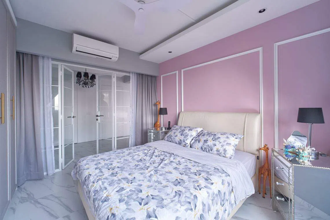 主卧室的粉红色墙壁配白色木条框设计，可加强视觉效果。（Free Space Intent）