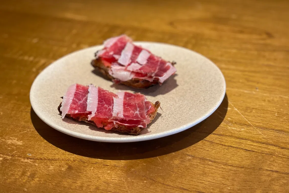 Asador Singapore的伊比利亚火腿番茄泥面包，风味独特。（黄靖晶摄）