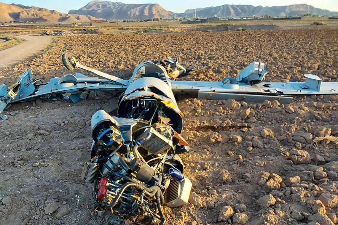 以军6月18日说，它的一架无人机在对伊朗实施袭击时被击落，这是自上周以伊冲突爆发以来，以色列首次承认有无人机被击毁。伊朗军方当天发布的照片显示，以军一架赫尔墨斯（Hermes）武装无人机的残骸掉落在伊朗中部的伊斯法罕市。（法新社）