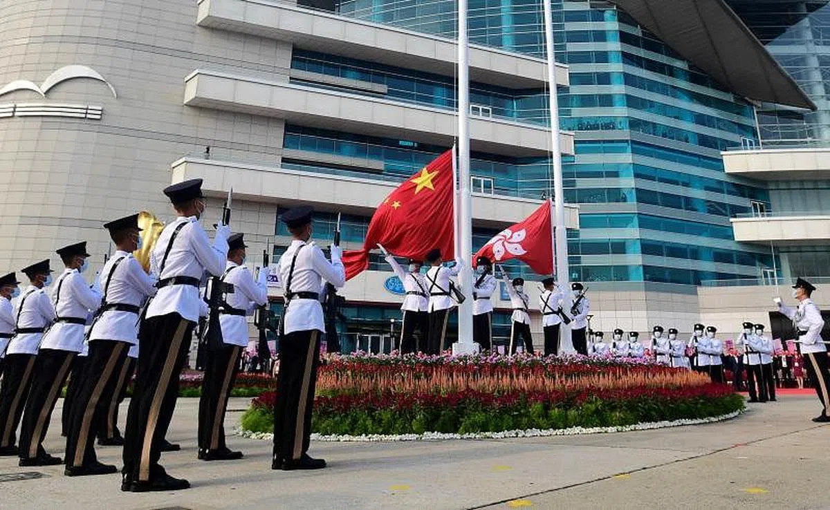 香港政府今天早上8时在湾仔金紫荆广场举行升旗仪式。（香港中通社）