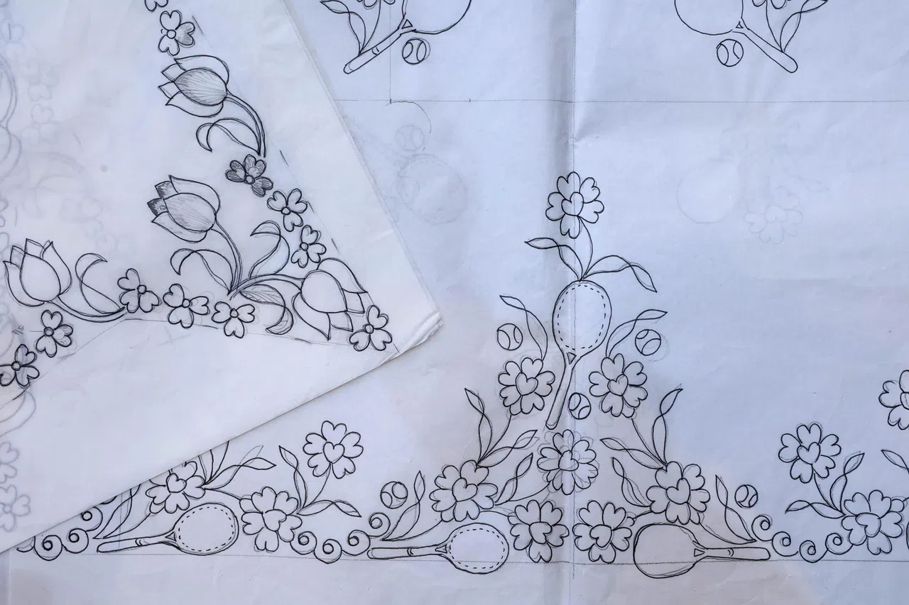黄俊荣为戏里两位角色设计的卡峇雅草图——左边的郁金香，右边的网球拍图纹，哪件属于哪个角色，往下看自有分晓。（龙国雄摄）