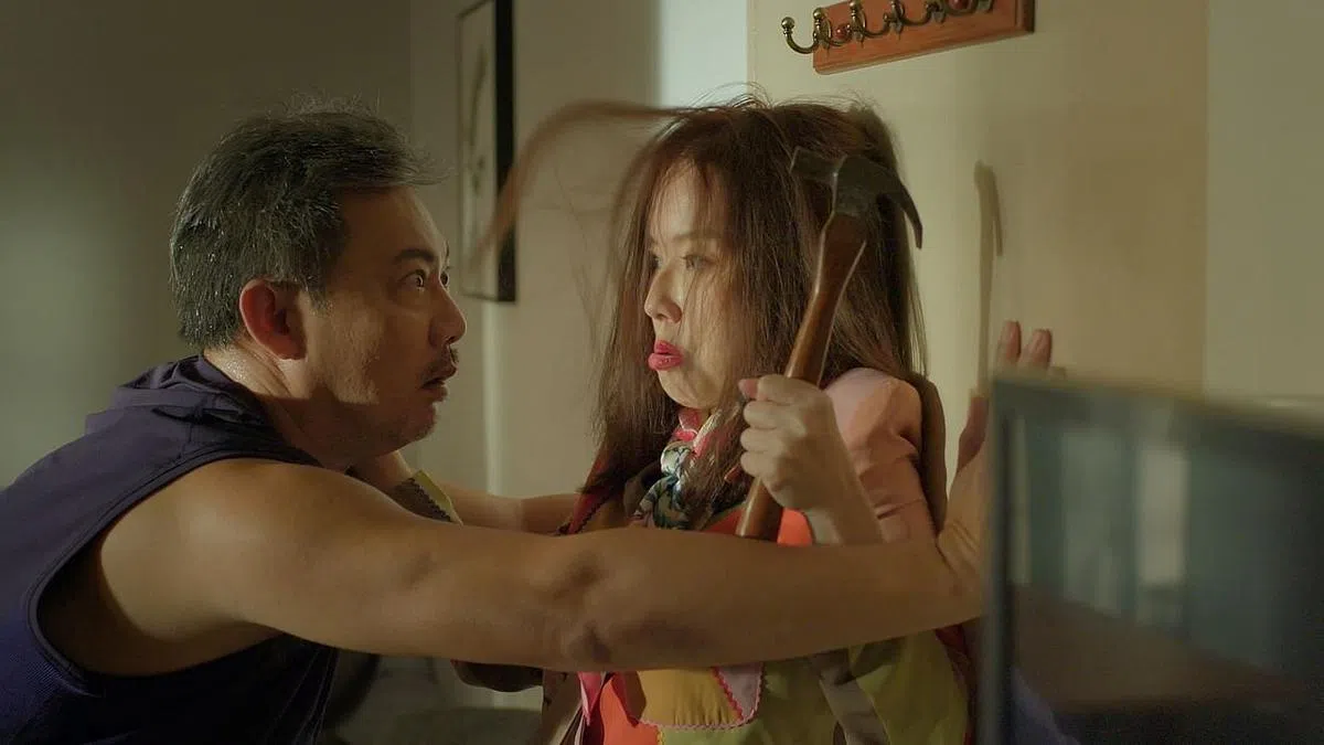 姚彣隆（左）剧中上演“醉爸”，邂逅“疯婆子”林湘萍。（新传媒提供）
