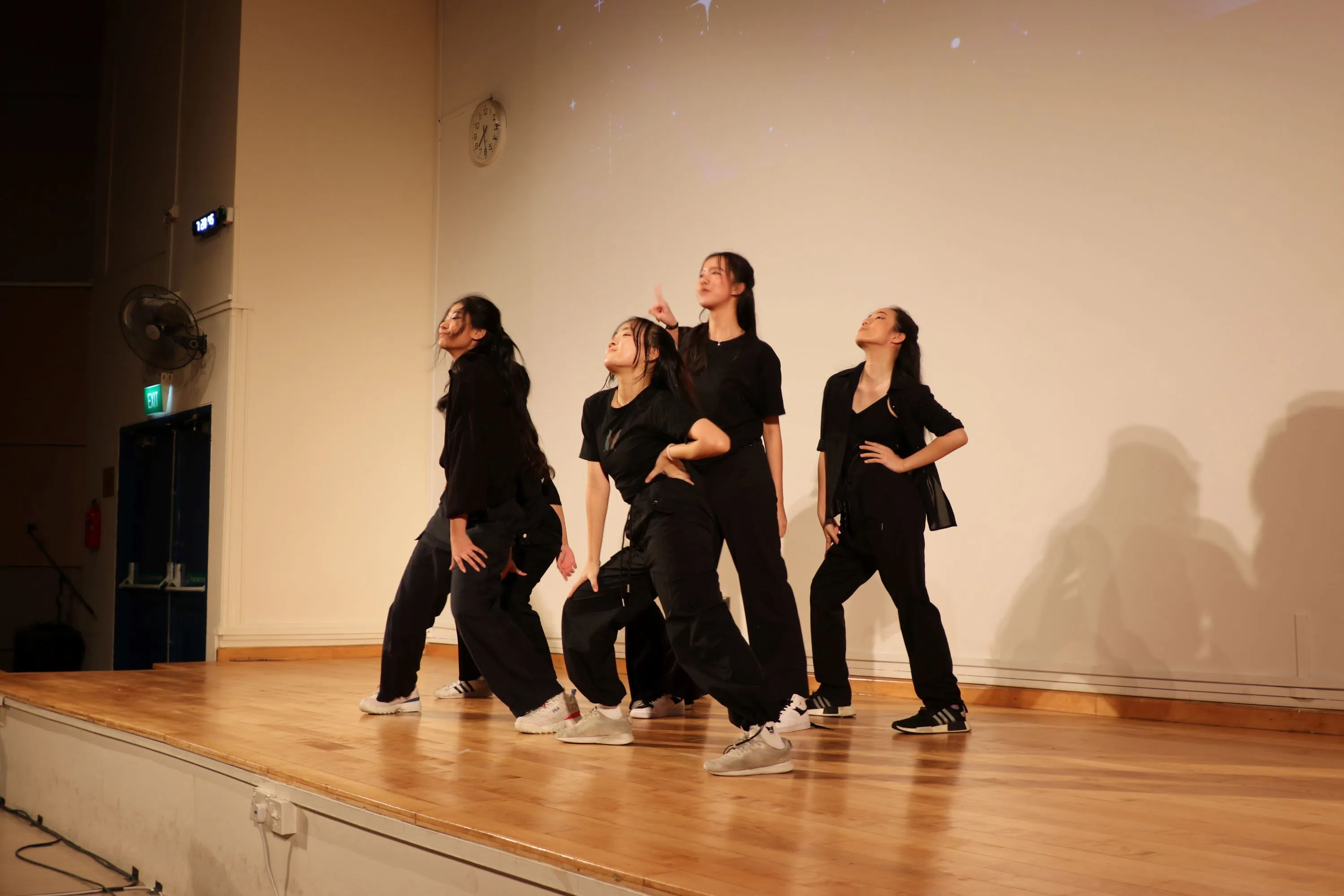 舞蹈社团员舞姿婀娜，青春洋溢。（淡滨尼美廉初级学院提供）