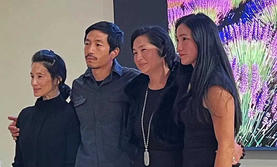 郑佩佩的四名子女在纽约出席追思会。（互联网）