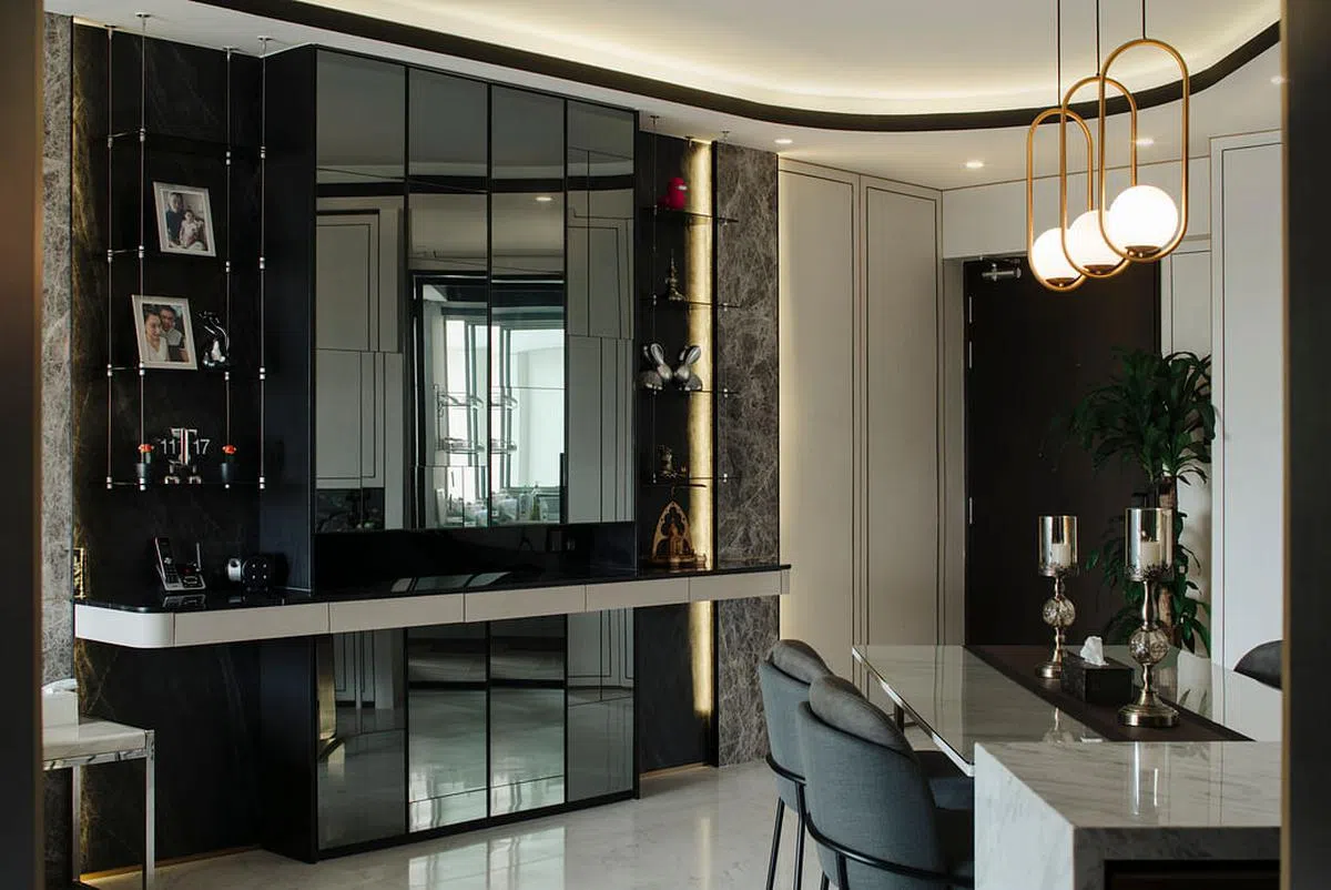 大量的收纳和展示空间——双门白橱是鞋柜，镜面壁橱则是展示与收纳大柜。