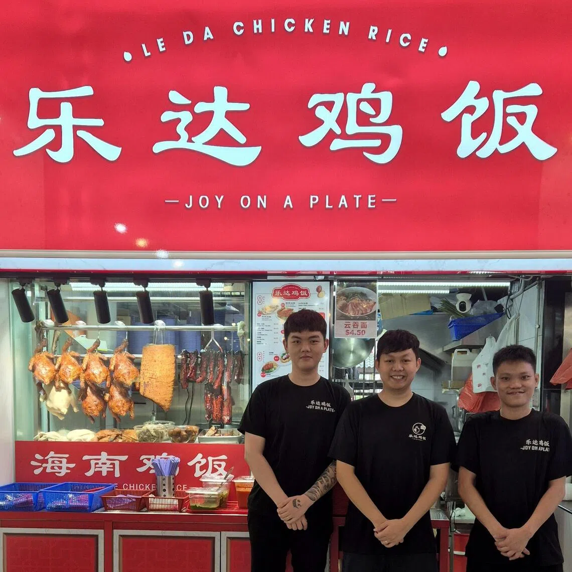 王威达（中）与得利助手在义顺开第五个摊位。（陈爱薇摄）