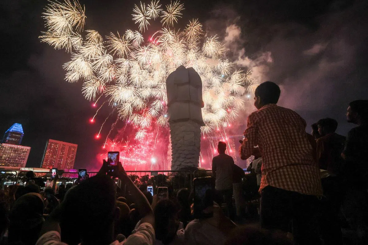 鱼尾狮公园璀璨的烟火。（卓祾祎摄）