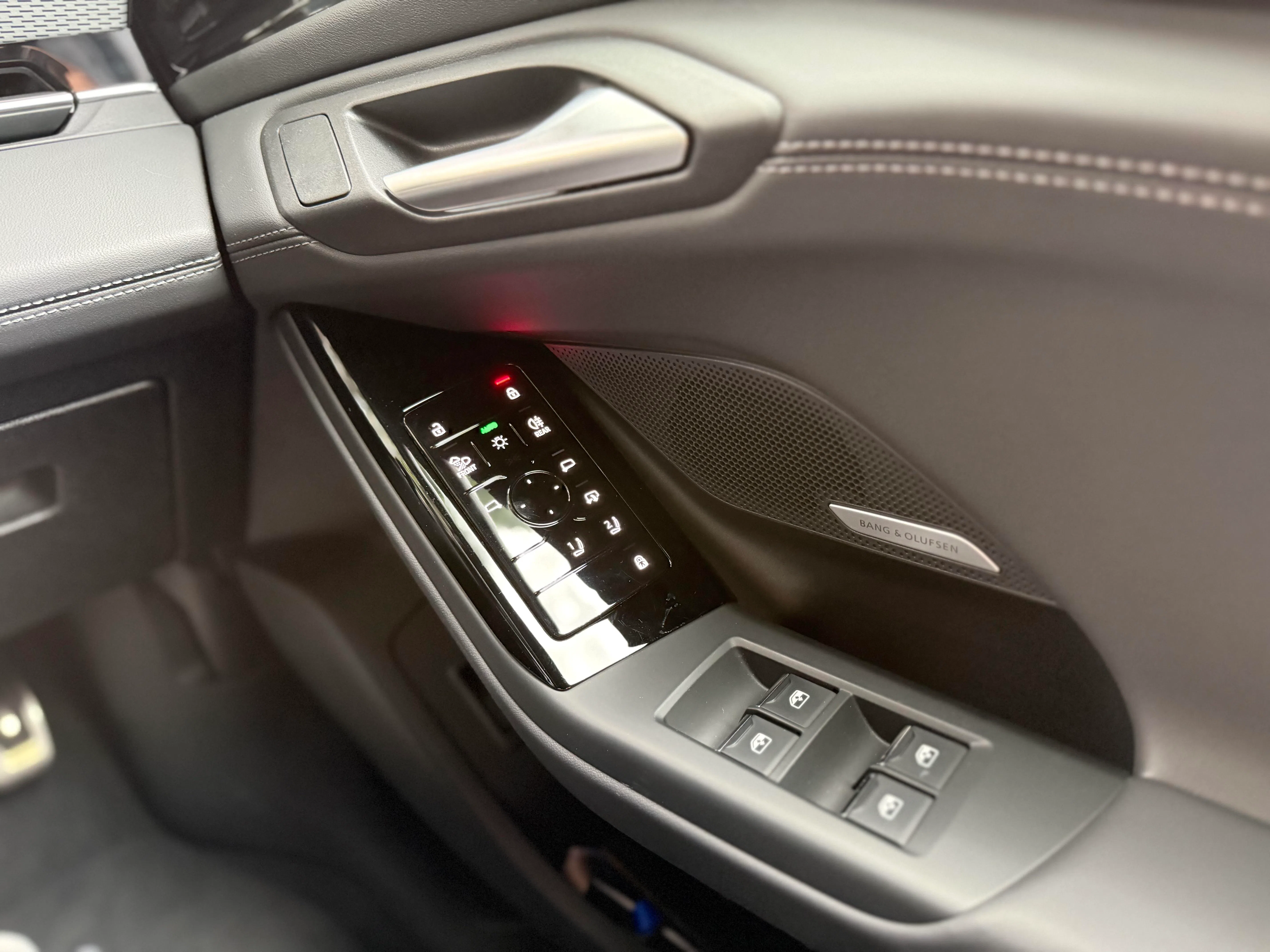 车内采用全新“Softwrap”内装架构，从车门延伸至整个仪表台，形成包覆式空间感。（吴庆康摄）