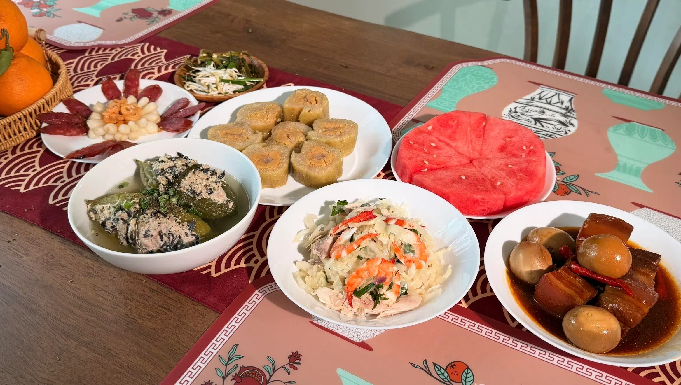 越南年菜注重味蕾上的平衡，传统卤猪肉（右）配上带酸味的腌葱（左）及越南沙拉（中），就能解腻。（萧康达摄）