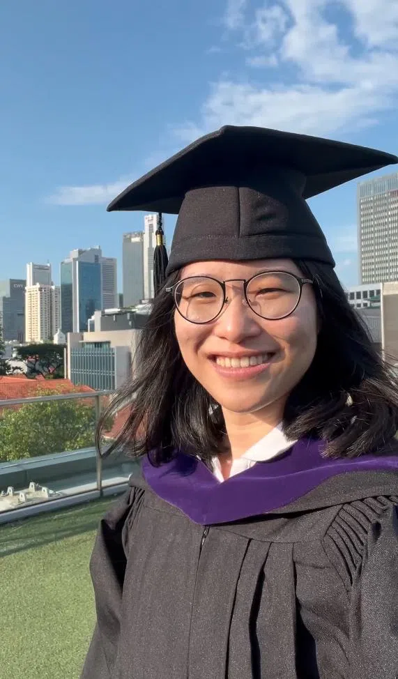 张平在新加坡管理大学杨邦孝法学院攻读学士后法律课程学位，她于今年10月荣获法学院颁发的无偿服务最佳奉献精神奖。她意识到，法律在解决社会不平等上也有局限，无法完全改变弱势群体面临的深层问题。（受访者提供）