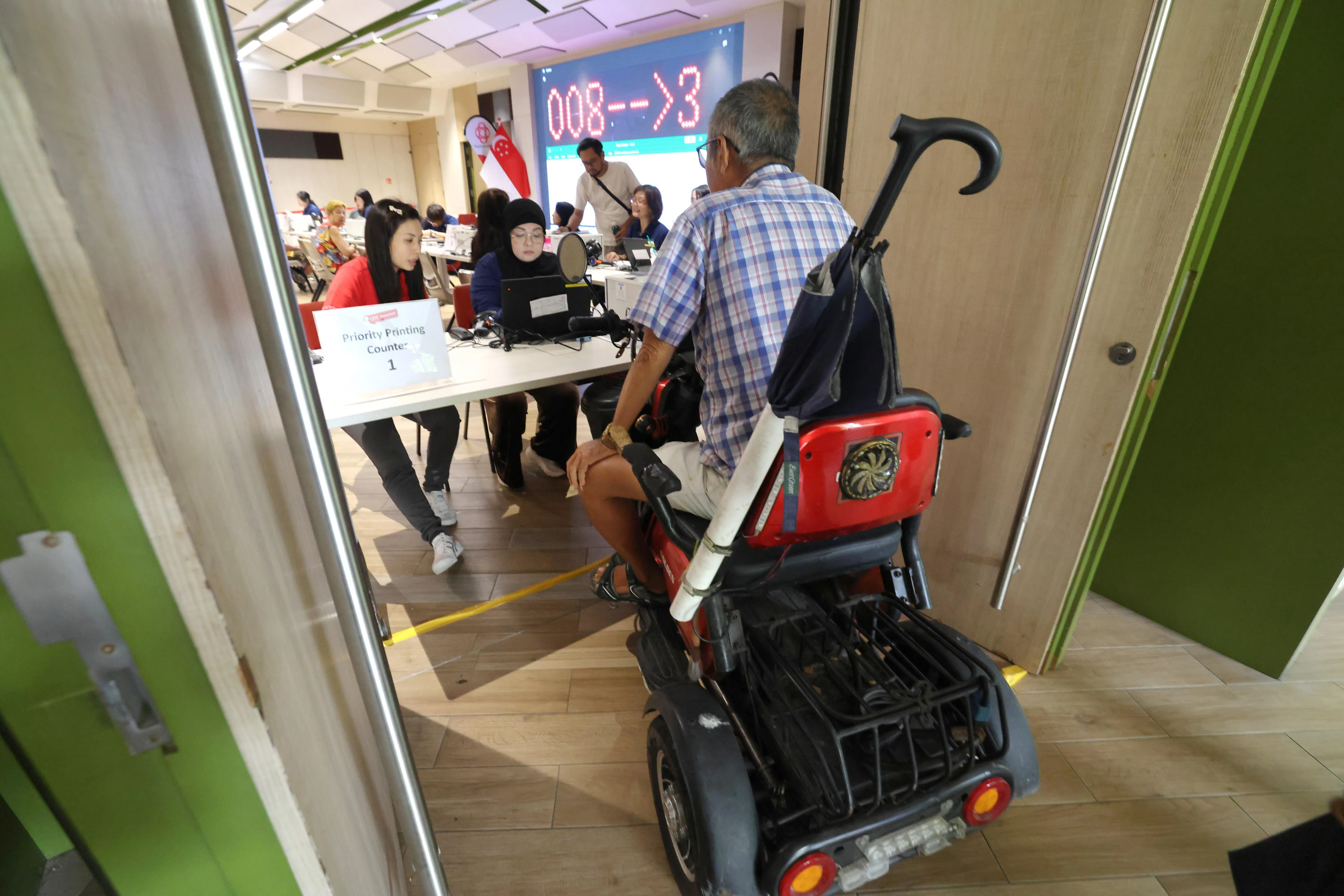 义顺中民众俱乐部设有优先柜台，让方便行动不便和有需要者，免去和其他人一起排队等候叫号码。（梁麒麟摄）