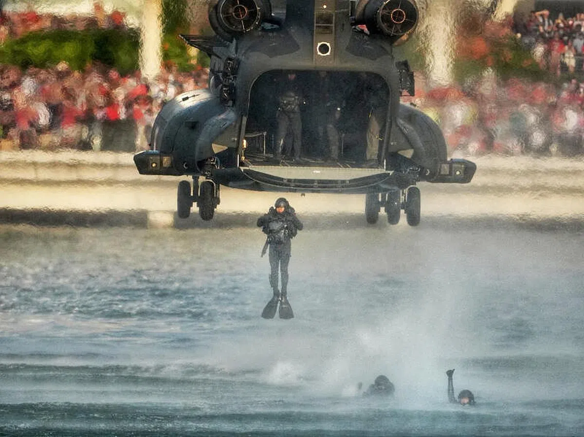 CH-47F型重型直升机替代CH-47D型契努克直升机，首次在今年的国庆庆典上亮相并演示低降作战任务。直升机可下降到距离水面仅三米的高度，让海军潜水员跳入水中作战。（何家俊摄）