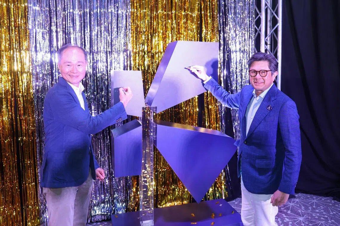 加冷集团的主席麦友仁（右）和总裁郭瑞光 （左）在加冷汇全新标志上签字合影留念。（吴先邦摄）