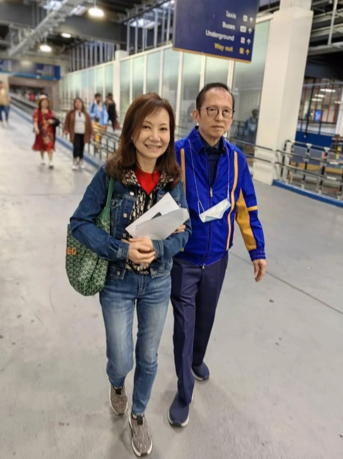 吴冠英2023年与郭令明从伦敦尤斯顿车站乘火车前往利物浦巡视酒店业务。（受访者提供）