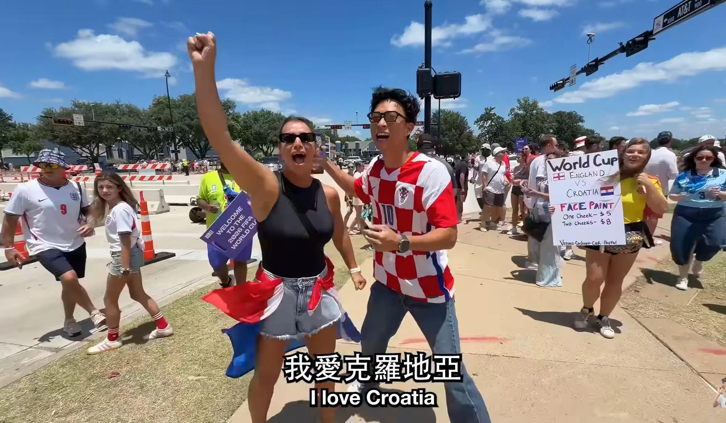 托哥2026年6月花了2500美元（约3200新元）购买门票，飞往美国得州实地拍摄世界杯赛事。（视频截图）