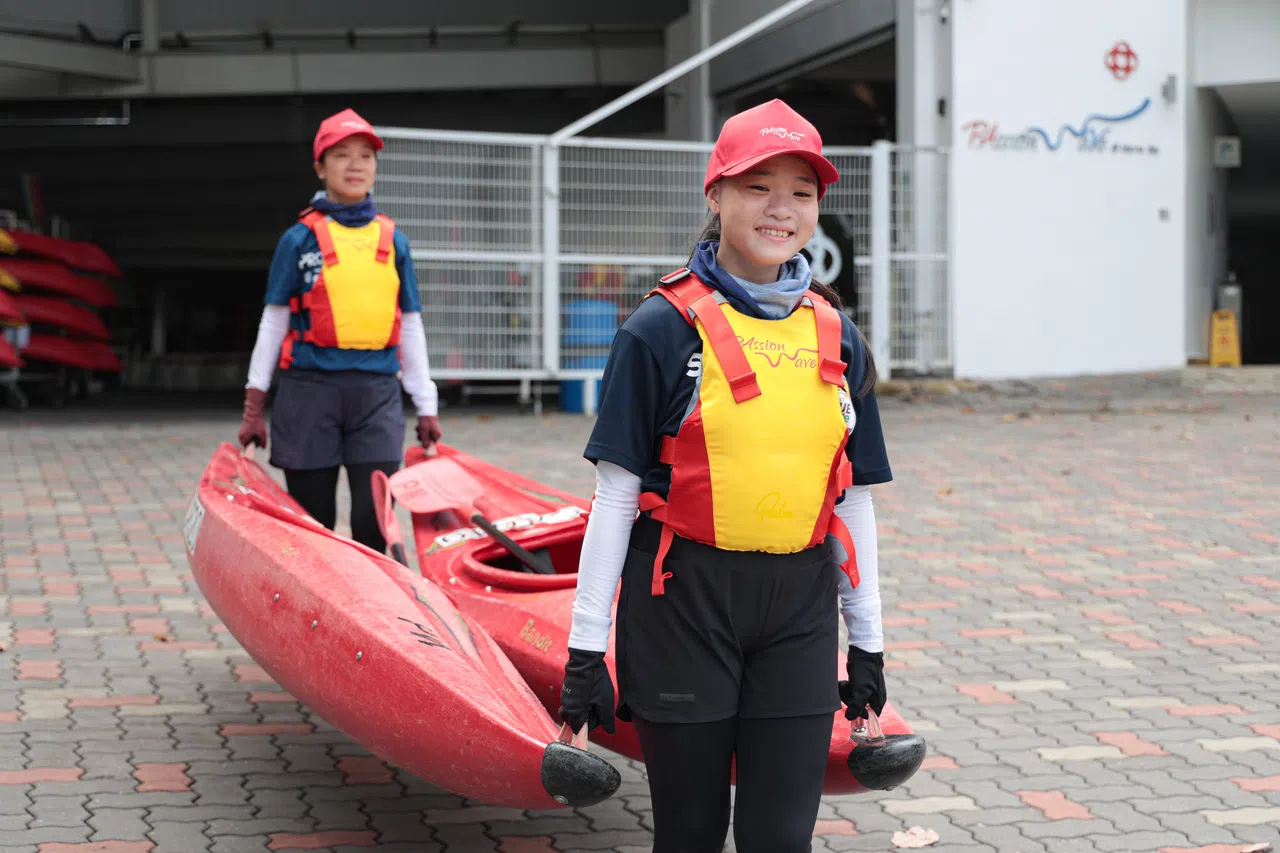 王佳慧（后）指导女儿林鑫瑜划皮艇，鼓励她勇敢面对挑战。（李冠卫摄）