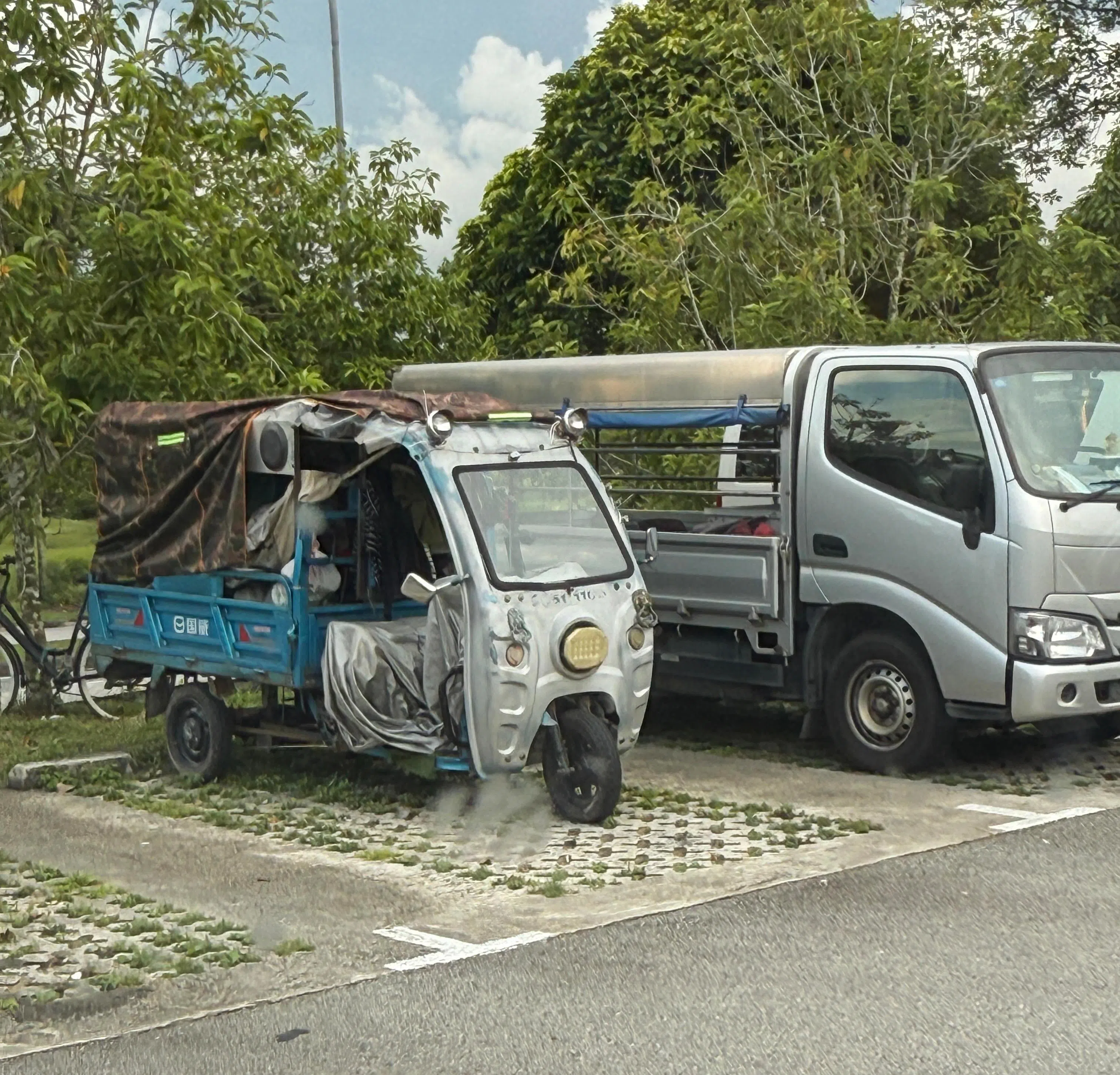 这是其中一辆在蔡厝港坟场内出现的中国品牌电动三轮车。陆交局指出这些车辆均未获准上路，所以已扣押这些车辆进行调查。（读者提供）