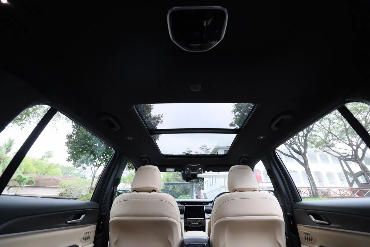 天窗从前座延伸至中排座椅，一个按键即可自动开关。（龙国雄摄）