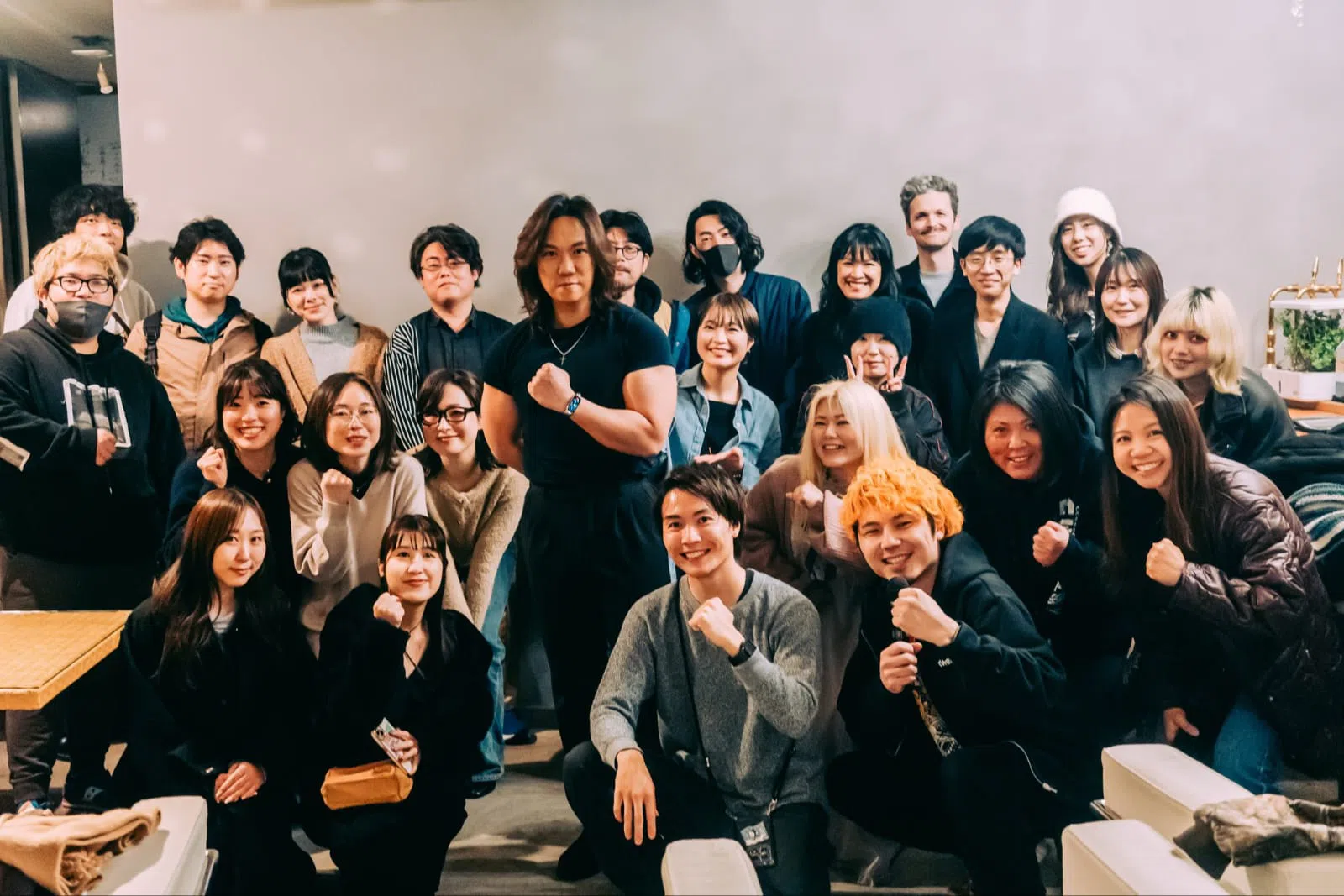 何国泰（中间站立黑衣者）在日本映后交流会上与粉丝合照。（Heavens Entertainment提供）