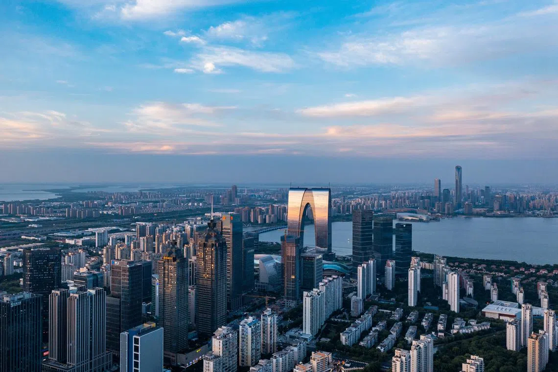 1994年开发建设的苏州工业园区今年迈入30周年，它是新加坡和中国首个政府间合作项目，也是中国第一个跨国合作工业园区。（苏州工业园区提供）