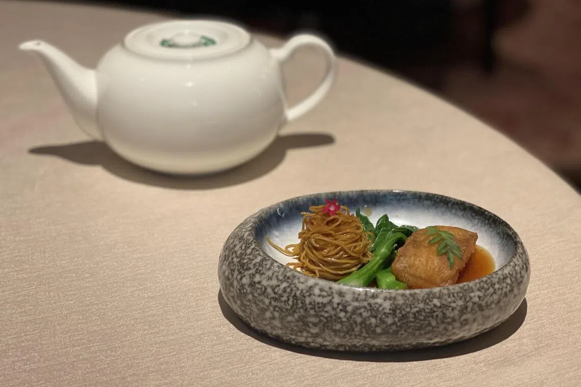 虾子脆皮猪婆参捞生面，鲜香四溢。（黄靖晶摄）