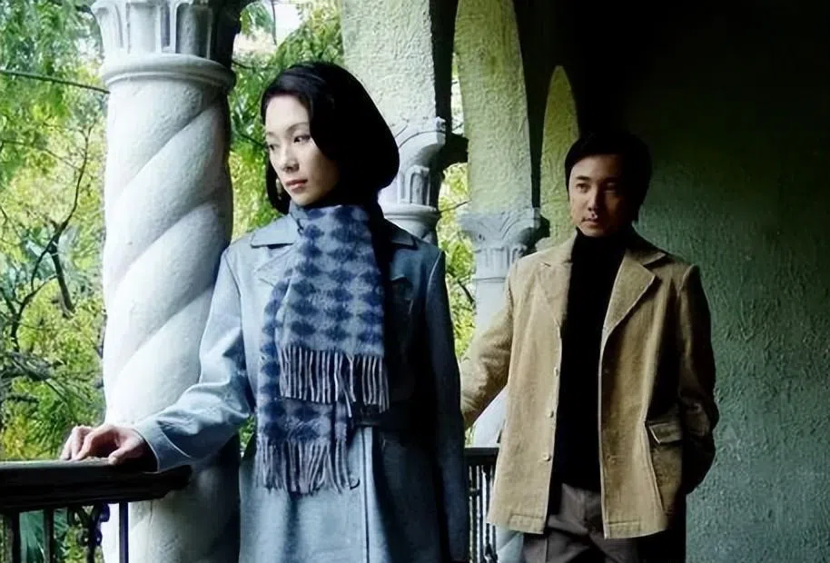 2006年的电视剧《长恨歌》，由张可颐（左）饰演中年王琦瑶，徐峥饰演康明逊。（互联网）