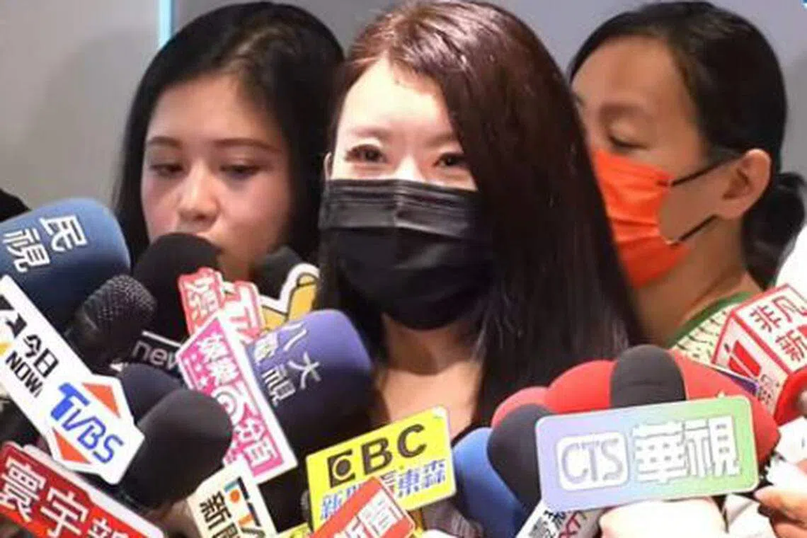 台湾网红“小红老师”（中）6月21日上午召开记者会指控NONO性骚扰。（取自互联网）