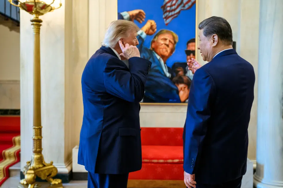 特朗普（左）在白宫向习近平展示一幅描绘特朗普2024年在宾夕法尼亚州巴特勒遇刺未遂后举拳的画作。特朗普还向习近平示意当时子弹穿过了自己的右耳。（美国白宫官网）