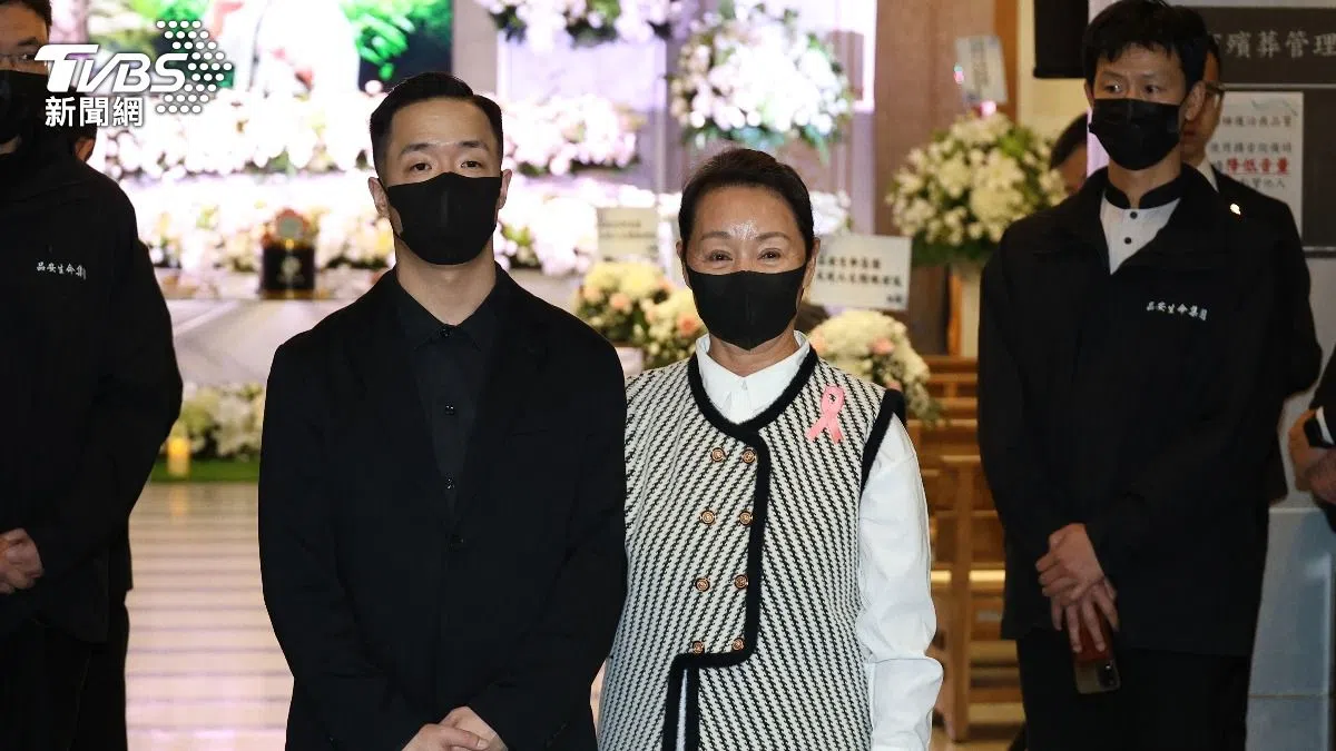 张振寰儿子（左）和鲍正芳为张振寰料理后事。（TVBS新闻网）
