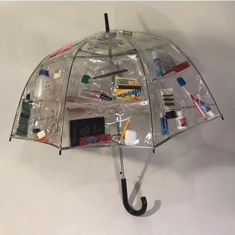 妮可将透明塑料袋贴在透明雨伞上，“撑”起日常大小物件。（互联网）