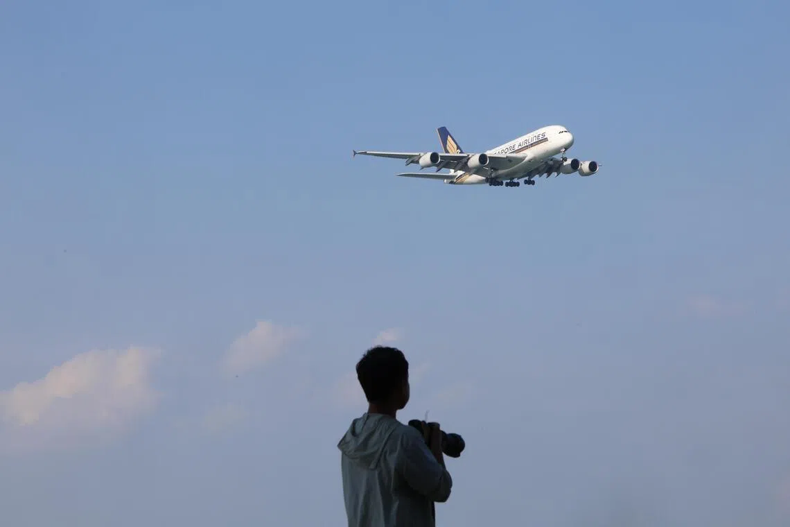 摄影师放下手中的镜头，任由思绪追随远方的航迹。（关俊威摄）