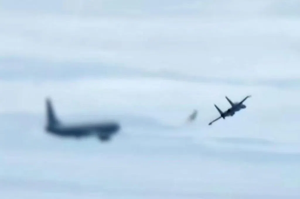 中国官媒公布解放军空军用红外弹驱离外机画面 