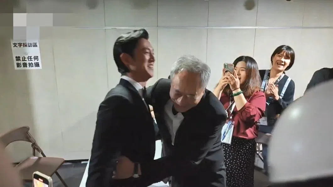 金马新出炉影帝吴慷仁（左）与评审团主席李安“抱一下”，李安更大赞对方“台湾有你这样的演员很棒。”（互联网）