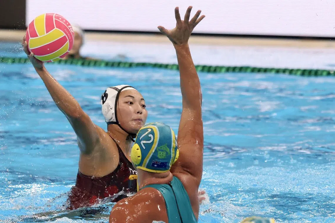 我国女将李瑄惠（左）在第三节末为球队攻入第二球，但澳大利亚队的防守稳扎稳打，之后没有再给新加坡队很好的进球机会。（陈斌勤摄）