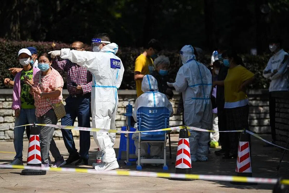 9月5日，在贵阳市划定的临时静态管理区云岩区大营路街道中天花园社区，防疫工作人员在引导市民做核酸检测。（新华社）