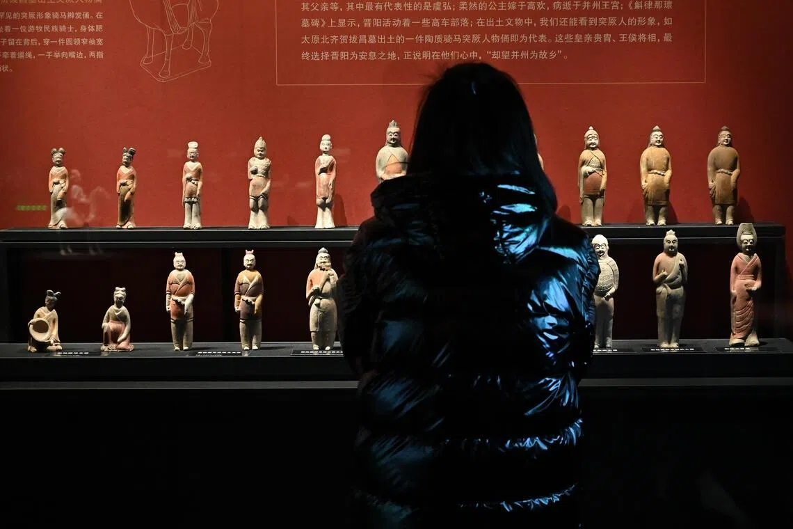 随着电视剧《太平年》热播，中国民众探寻五代十国历史的兴趣愈加浓烈。剧中多次提及的“晋阳”，让山西太原一时间成为互联网上的文旅新焦点，山西博物院等文博场所也成为热门打卡地。（中新社）