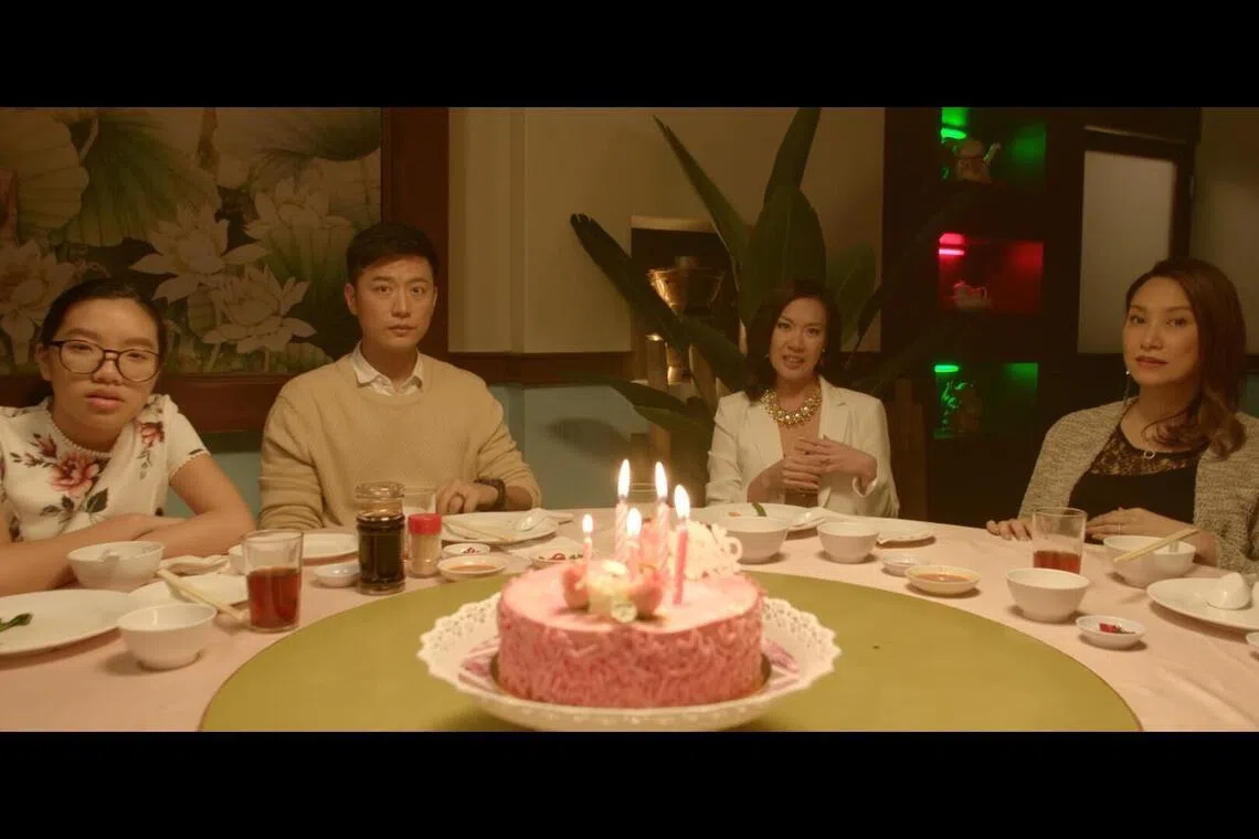 吉娜（右）在《男儿王》演出李国煌的妻子。（档案照）