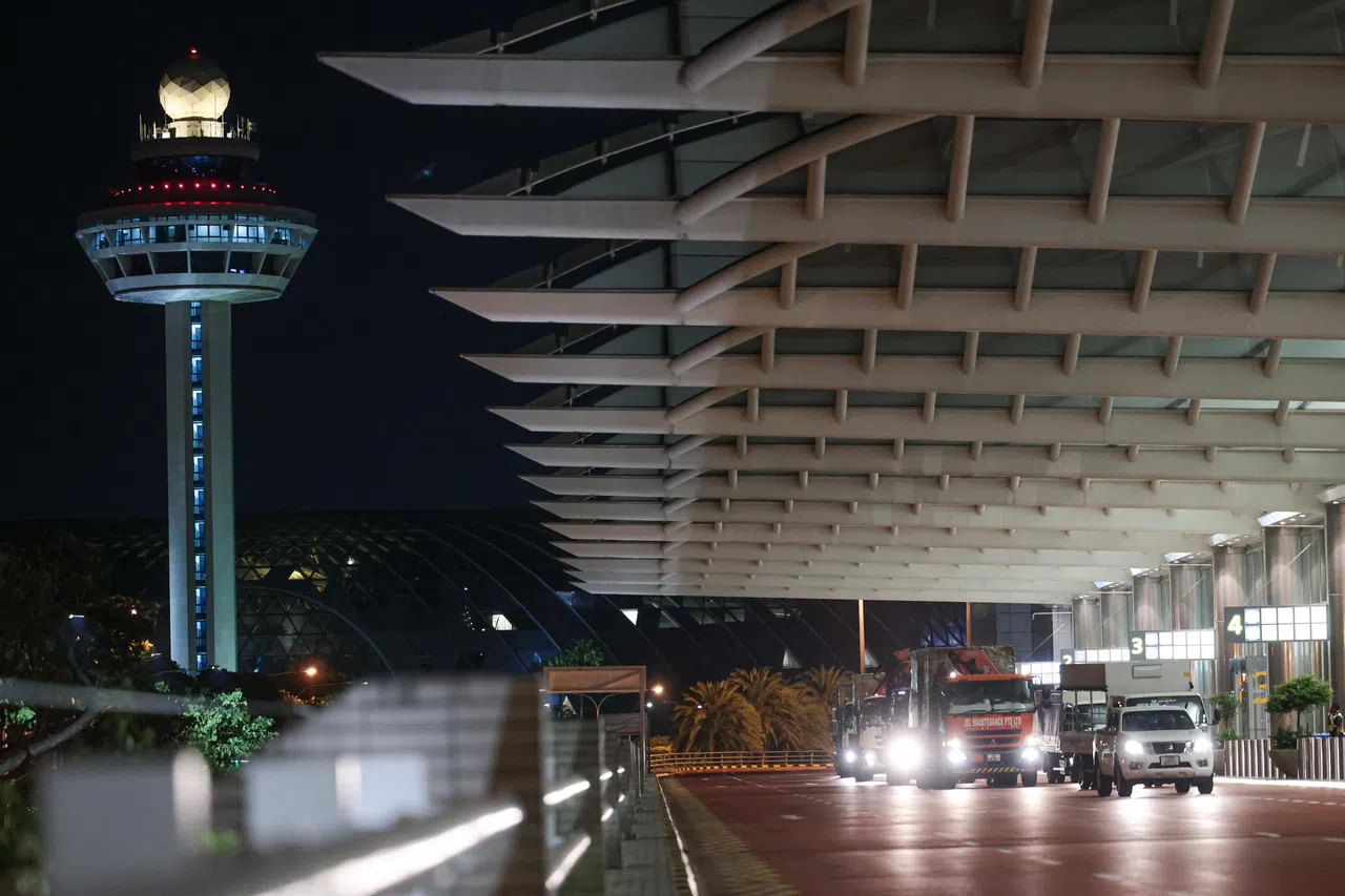 路障准备就绪后，重型车辆过了午夜准时开往施工地段。（李冠卫摄）