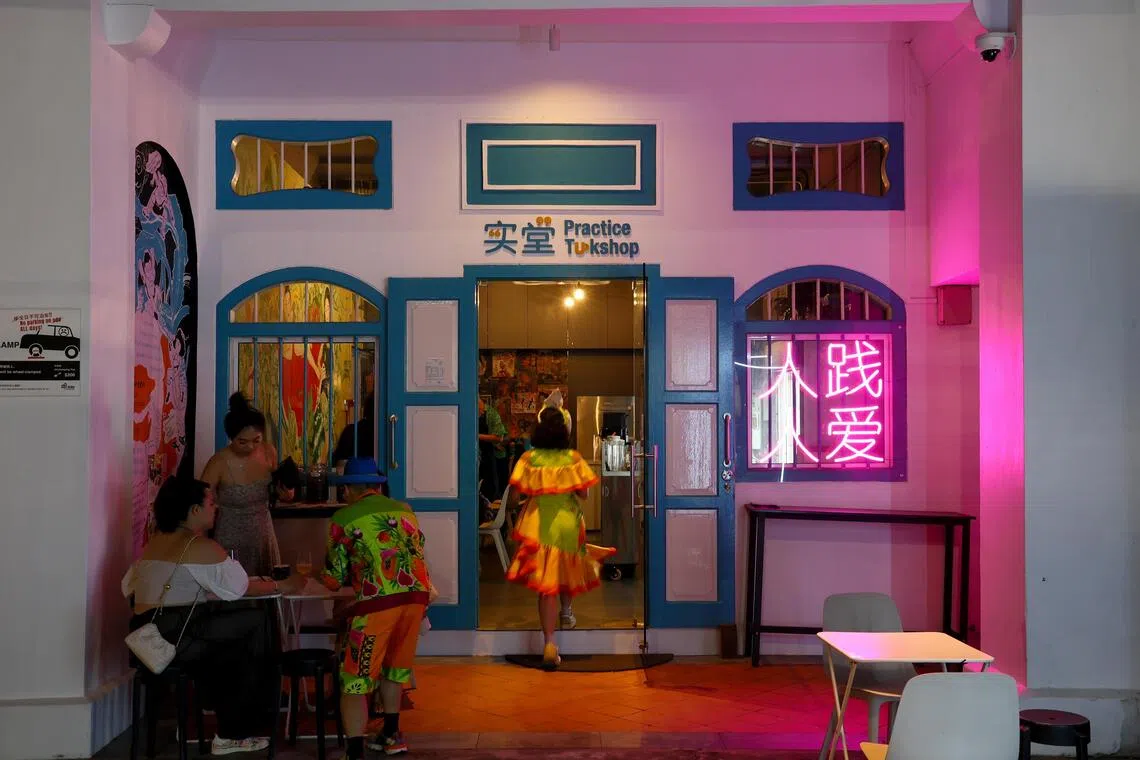 实践剧场以滑铁卢街的蓝白店屋为家，建构、解构整栋建筑，设有剧场、教室、办公室，一方面与街坊睦邻合作打造滑铁卢街故事，一方面开办“实堂”经营创意餐饮，倡导绿色实践和永续发展。（龙国雄摄）