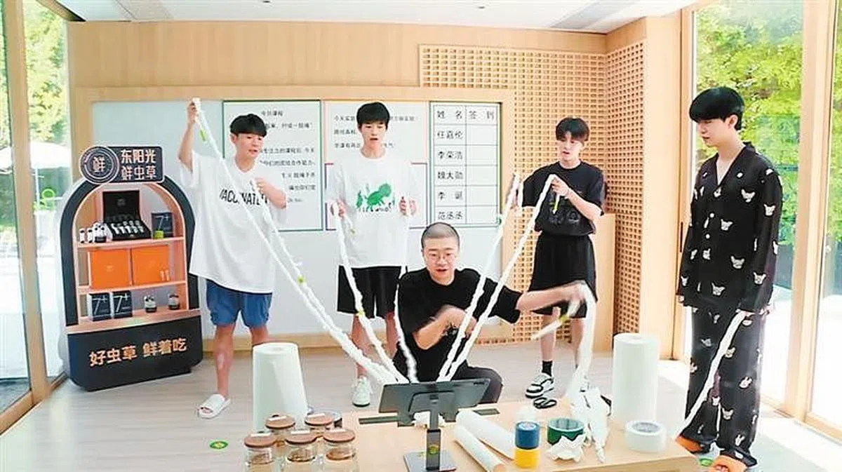 《嗨放派》主持群做各种有趣的科学实验。（互联网）