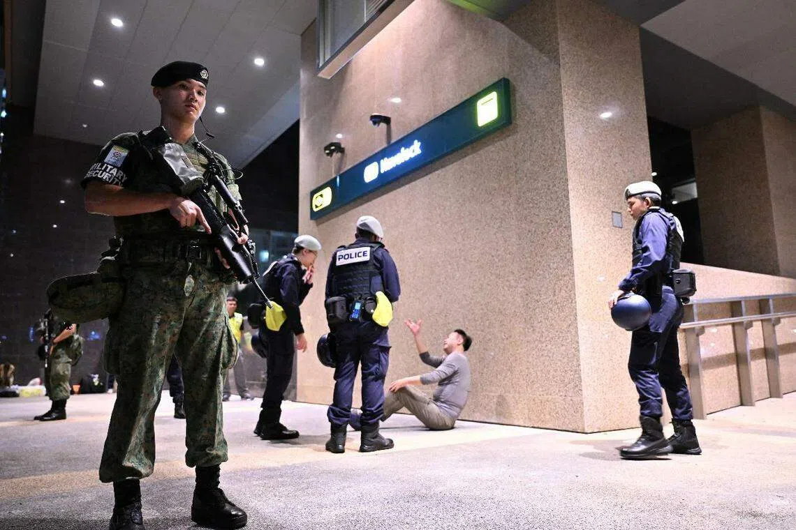 演习期间，警方和武装部队人员共同在地铁站、沿海地区以及关卡等高风险地点展开巡逻。（国防部提供）