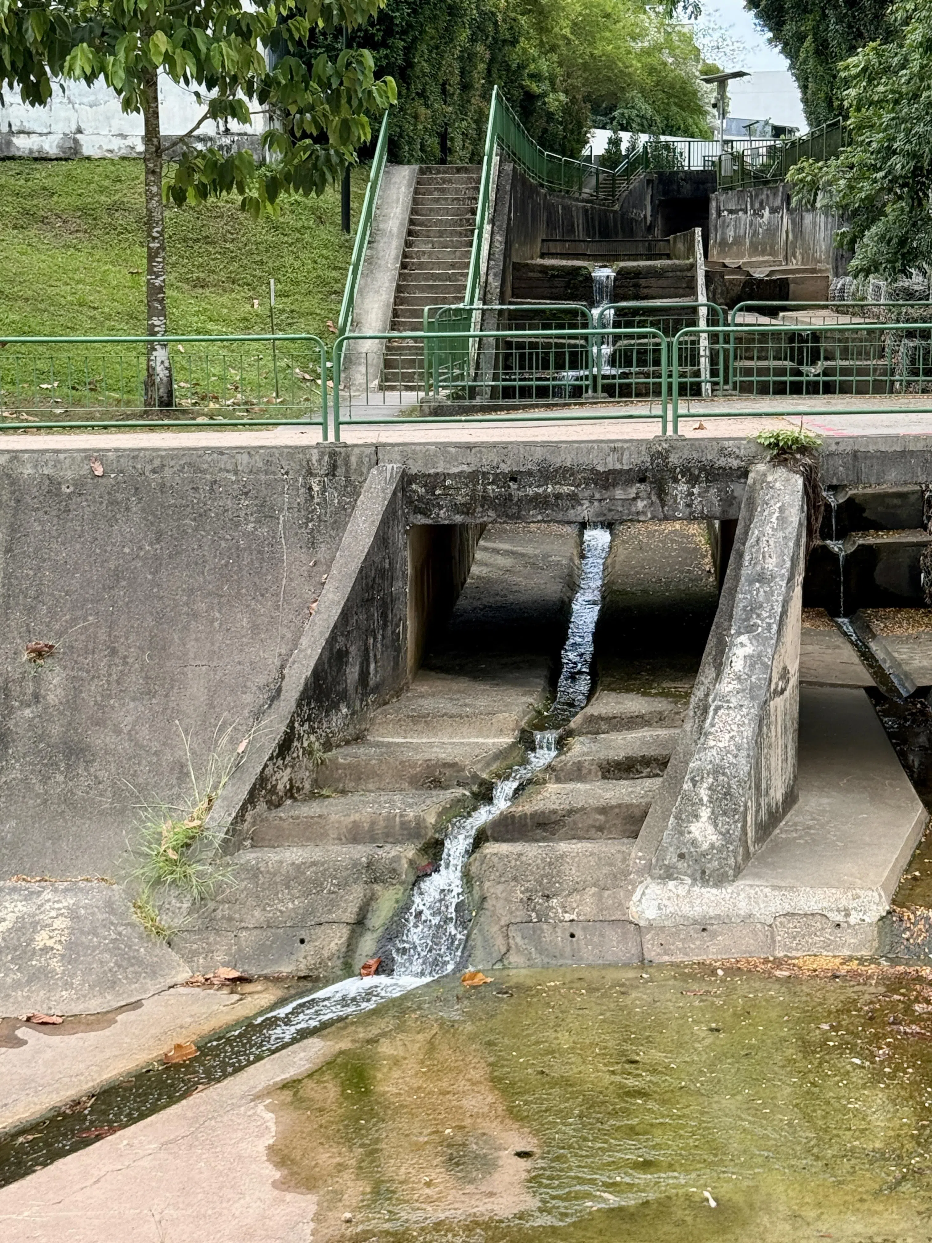 谁在谷歌地图上给这条排水沟取名“水沟瀑布”，提醒我们为平凡景物添趣味？（陈映蓁摄）