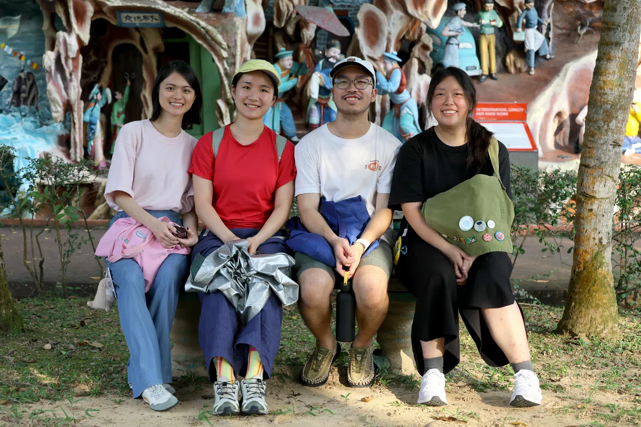 字食族建立起代际相传的社群。字食族第五代作者孙靖斐（左一）和李心仪（右一）、第四代作者郭毅杰（右二）以及第七代作者张子奕（左二）共赴写作活动，为征选者打气。（龙国雄摄）
